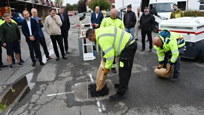 Silničáři v Královéhradeckém kraji testují rychlé opravy výtluků, pomoci má i umělá inteligence
